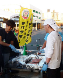船橋競馬場で「ロイヤル三元」の試食・販売を行いました。